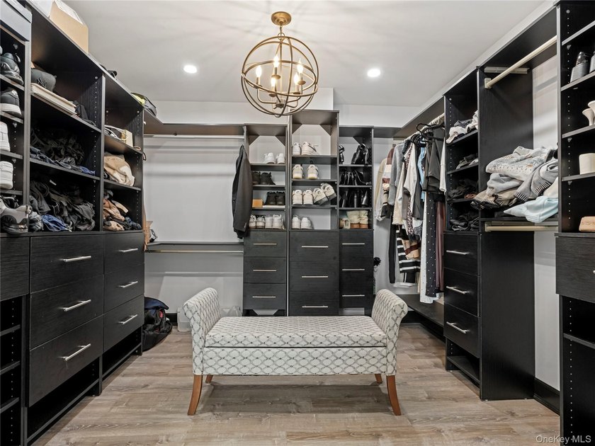 Welcome to the perfect blend of luxury and comfort located in - photo 24