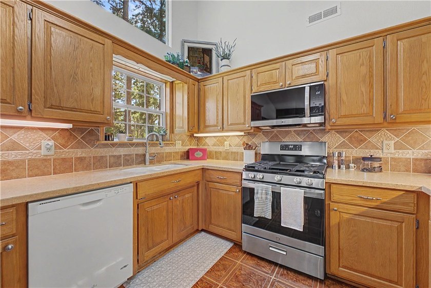 Tired of looking at the same cookie cutter homes? This 3 bedroom - photo 29