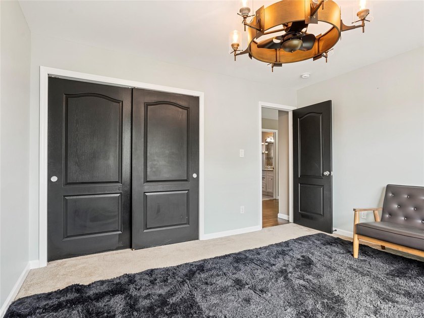Welcome to the perfect blend of luxury and comfort located in - photo 29