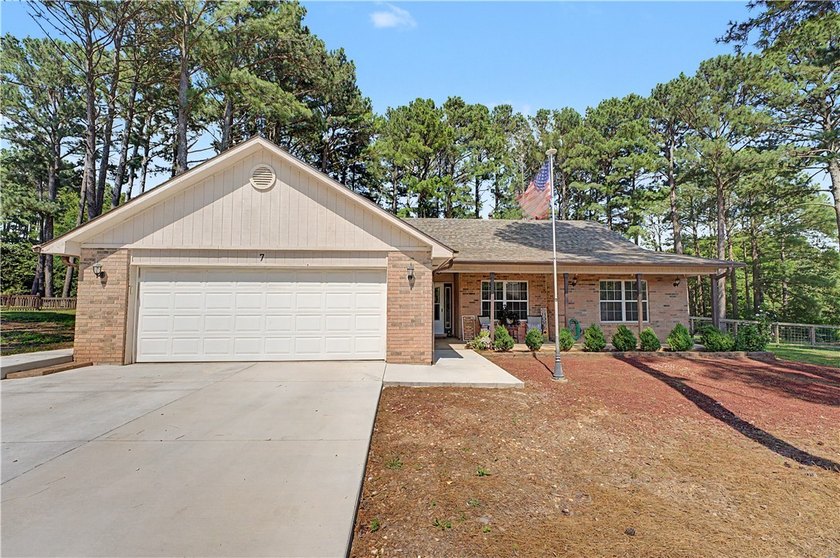 Tired of looking at the same cookie cutter homes? This 3 bedroom - photo 33