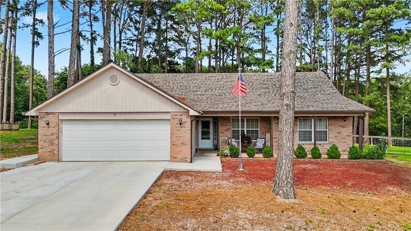 Tired of looking at the same cookie cutter homes? This 3 bedroom - photo 42