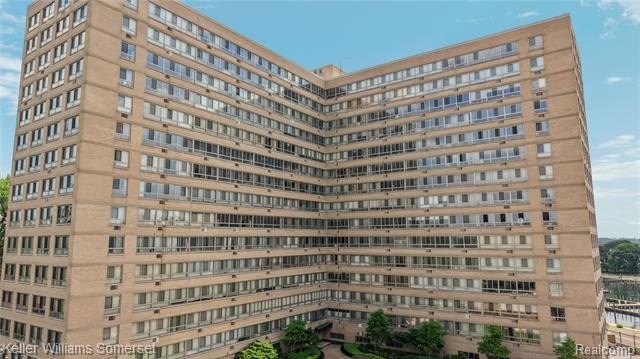 Welcome to this clean and cozy 2-bedroom, 1-bath co-op condo - photo 3