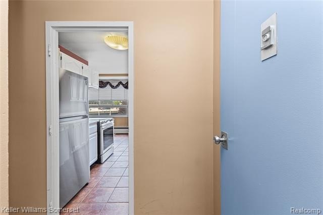 Welcome to this clean and cozy 2-bedroom, 1-bath co-op condo - photo 4