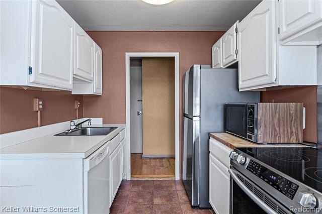 Welcome to this clean and cozy 2-bedroom, 1-bath co-op condo - photo 8