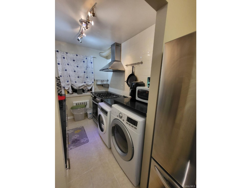 Totally Renovated Clearview One Bedroom Lower Level Unit (Size 3 - photo 3