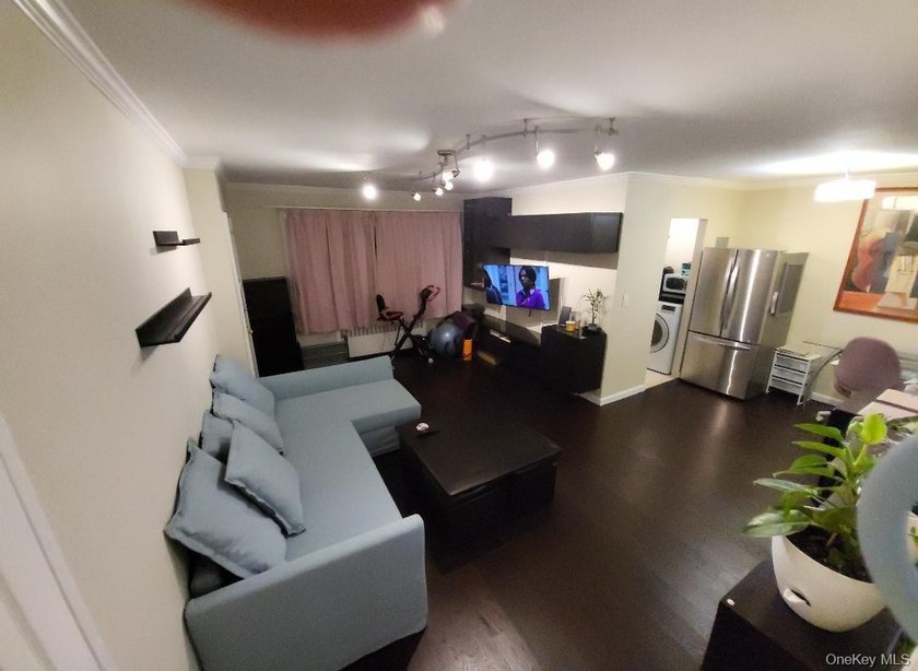 Totally Renovated Clearview One Bedroom Lower Level Unit (Size 3 - photo 6