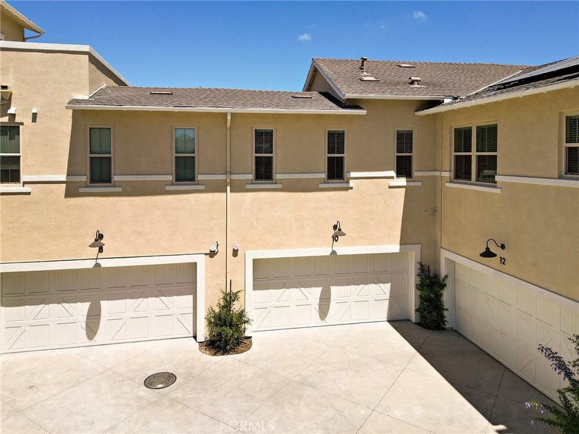 Welcome to 10 Promesa a bright and stunning town home with - photo 4