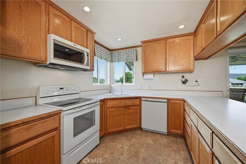 Meticulously maintained and beautifully landscaped, this - photo 14