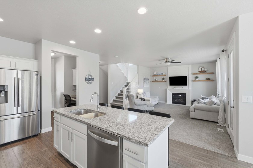 2 STORY UPGRADED IVORY BUILT GEM- Dreamy Great room/kitchen - photo 18
