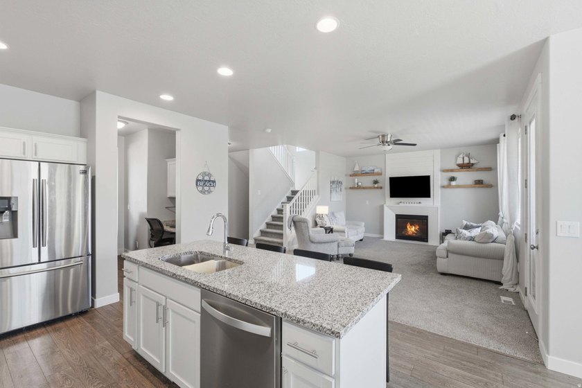 2 STORY UPGRADED IVORY BUILT GEM- Dreamy Great room/kitchen - photo 21