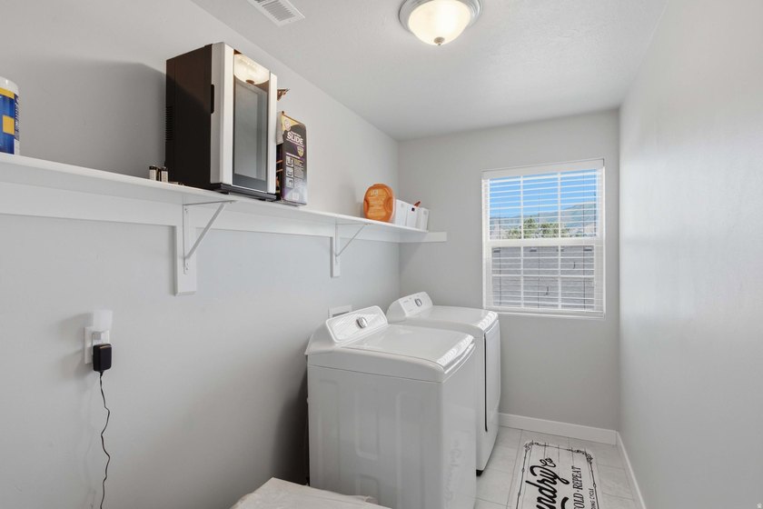 2 STORY UPGRADED IVORY BUILT GEM- Dreamy Great room/kitchen - photo 24