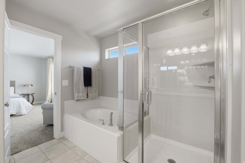 2 STORY UPGRADED IVORY BUILT GEM- Dreamy Great room/kitchen - photo 29