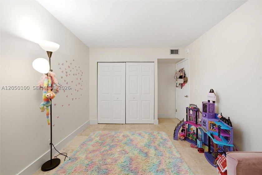 Large corner 3BR/2BA in a gated, secluded Aventura community - photo 6