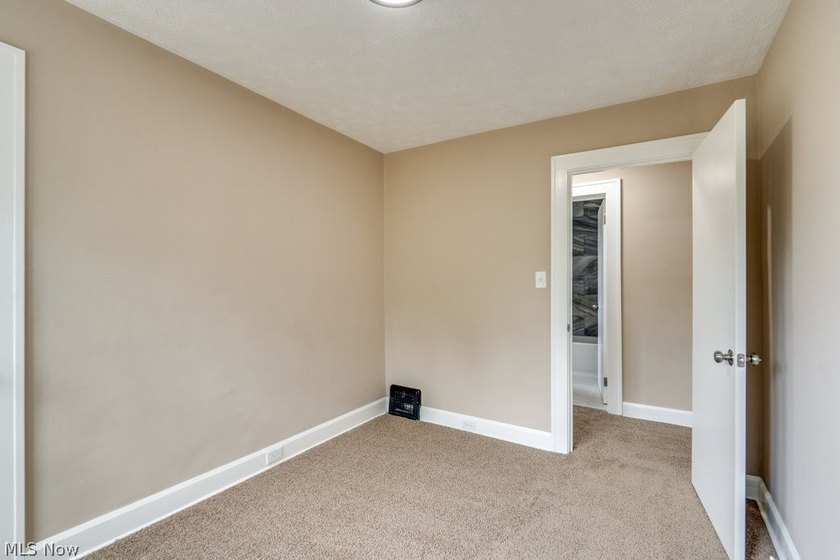 Move-in ready with extensive updates! New windows, flooring - photo 15