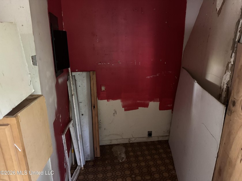 Bring your tool belt and imagination to this unique - photo 5