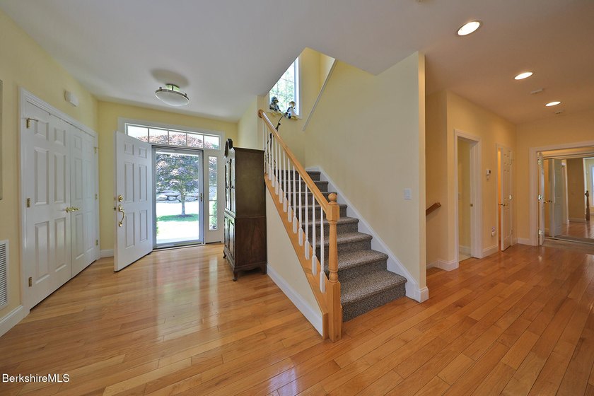 Beautiful end-unit property featuring soaring ceilings and - photo 4