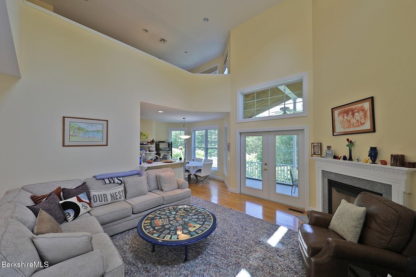 Beautiful end-unit property featuring soaring ceilings and - photo 6