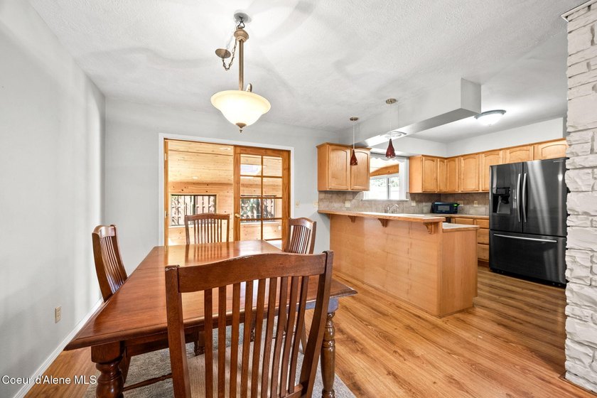Looking for the perfect location? This 4-bed, 2-bath puts you - photo 11