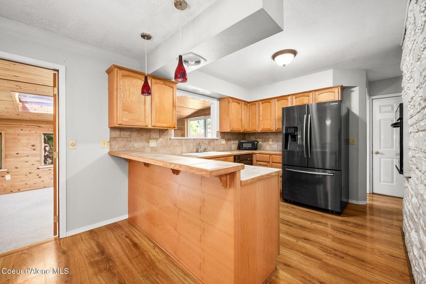 Looking for the perfect location? This 4-bed, 2-bath puts you - photo 13
