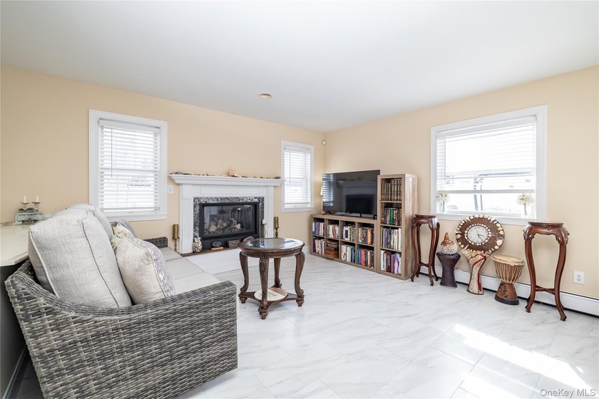 Long Beach Spacious COLONIAL you enter through two story foyer - photo 14