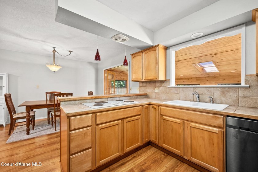 Looking for the perfect location? This 4-bed, 2-bath puts you - photo 15