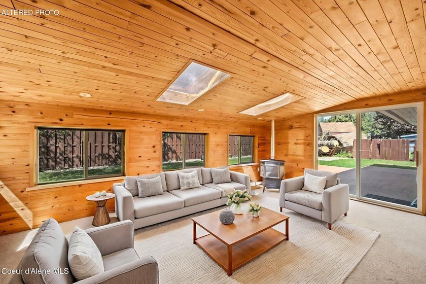 Looking for the perfect location? This 4-bed, 2-bath puts you - photo 18