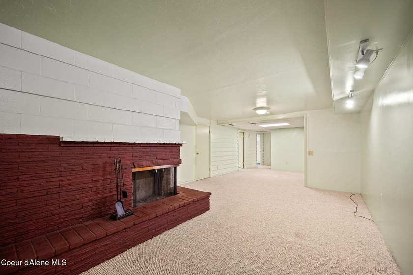 Looking for the perfect location? This 4-bed, 2-bath puts you - photo 29