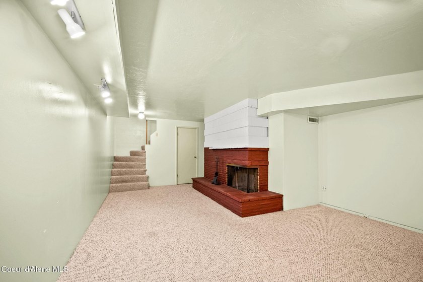 Looking for the perfect location? This 4-bed, 2-bath puts you - photo 31