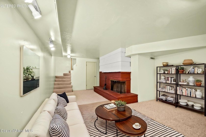 Looking for the perfect location? This 4-bed, 2-bath puts you - photo 32