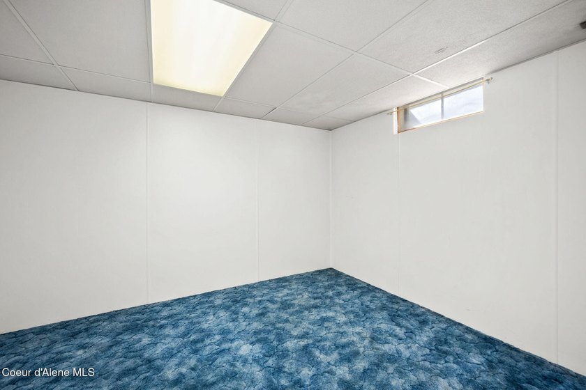 Looking for the perfect location? This 4-bed, 2-bath puts you - photo 39