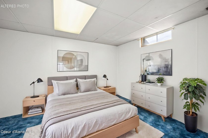 Looking for the perfect location? This 4-bed, 2-bath puts you - photo 40