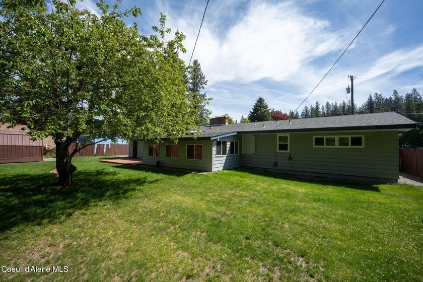 Looking for the perfect location? This 4-bed, 2-bath puts you - photo 44