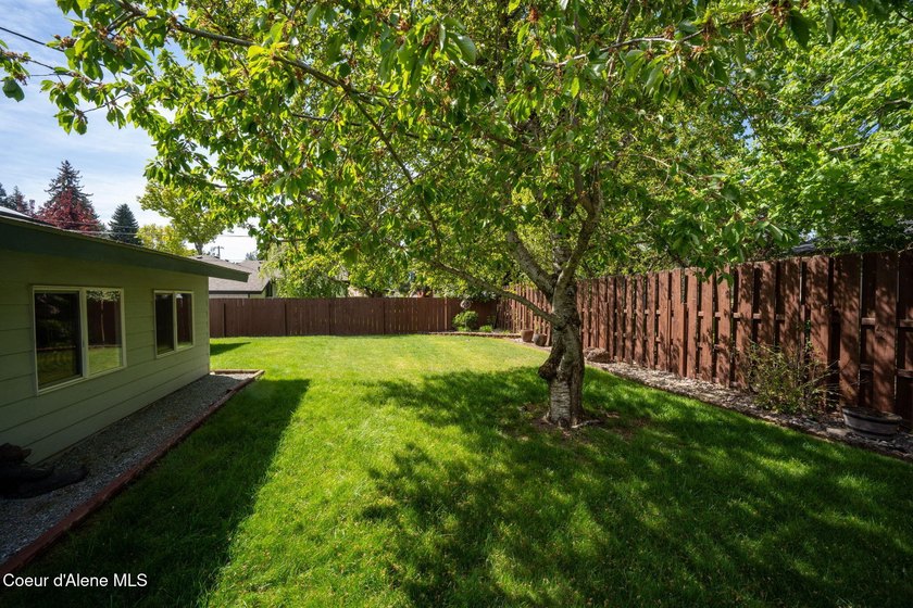 Looking for the perfect location? This 4-bed, 2-bath puts you - photo 45