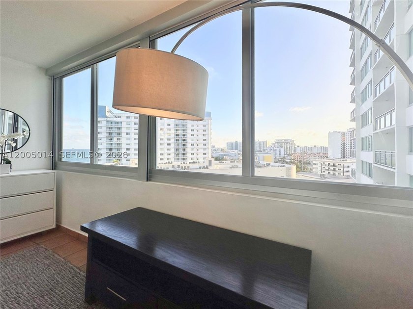 Modern 1 bed + den, 1.5 bath residence in a beachfront building - photo 14