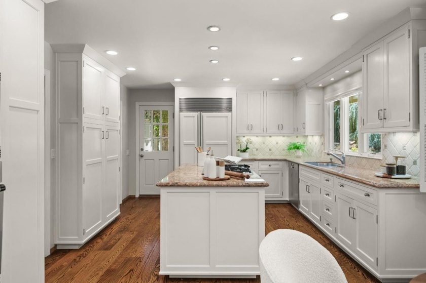 This lovely 3,266 square foot, 5 bedroom, 3.5 bathroom home - photo 19