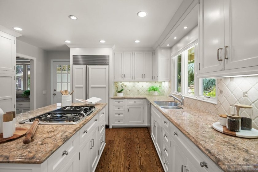 This lovely 3,266 square foot, 5 bedroom, 3.5 bathroom home - photo 20