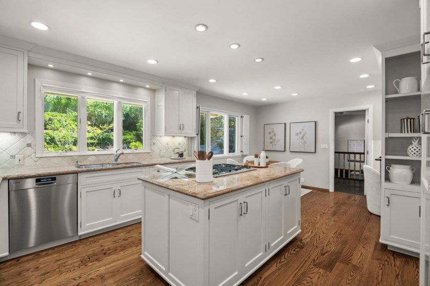 This lovely 3,266 square foot, 5 bedroom, 3.5 bathroom home - photo 22