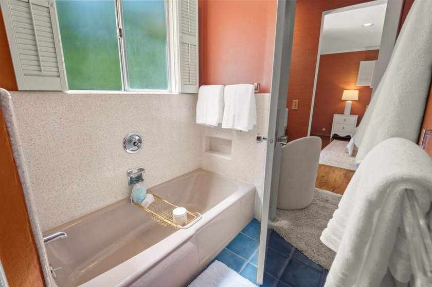 This lovely 3,266 square foot, 5 bedroom, 3.5 bathroom home - photo 31