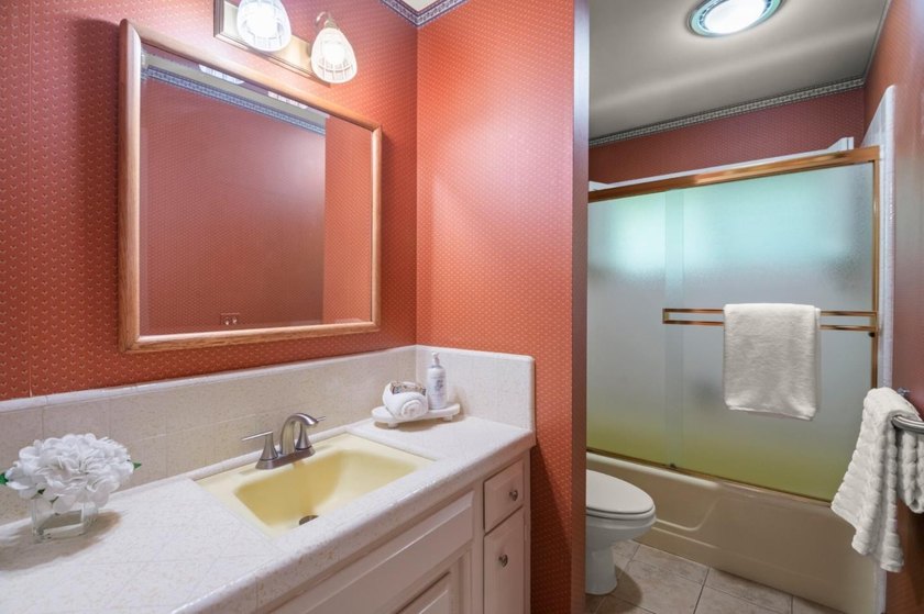 This lovely 3,266 square foot, 5 bedroom, 3.5 bathroom home - photo 33