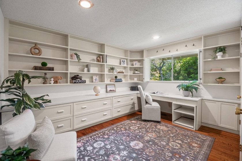 This lovely 3,266 square foot, 5 bedroom, 3.5 bathroom home - photo 34
