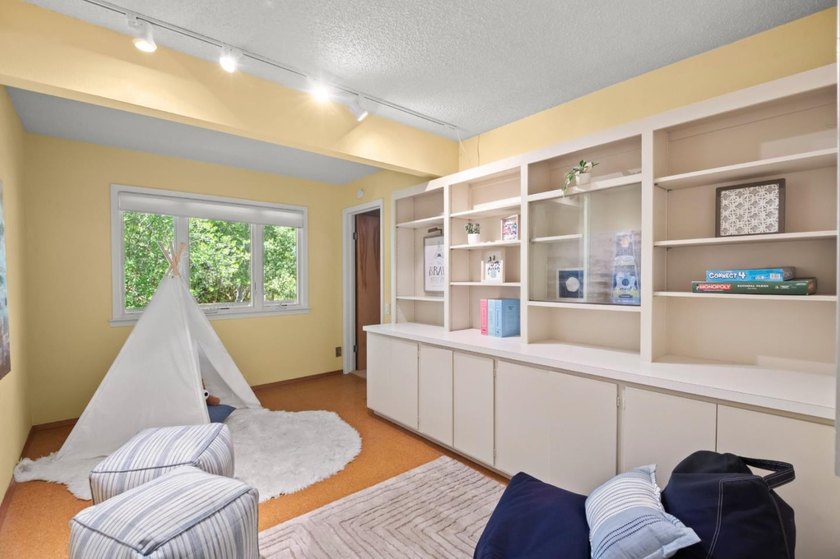 This lovely 3,266 square foot, 5 bedroom, 3.5 bathroom home - photo 42
