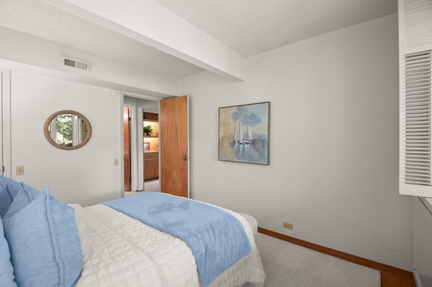 This lovely 3,266 square foot, 5 bedroom, 3.5 bathroom home - photo 44