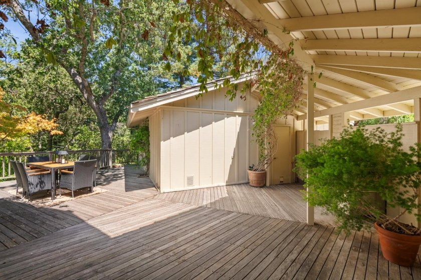 This lovely 3,266 square foot, 5 bedroom, 3.5 bathroom home - photo 47