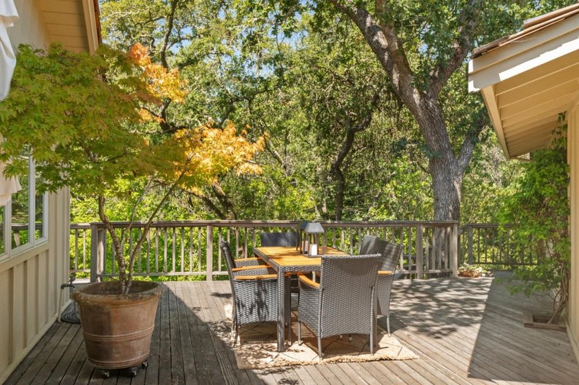 This lovely 3,266 square foot, 5 bedroom, 3.5 bathroom home - photo 48