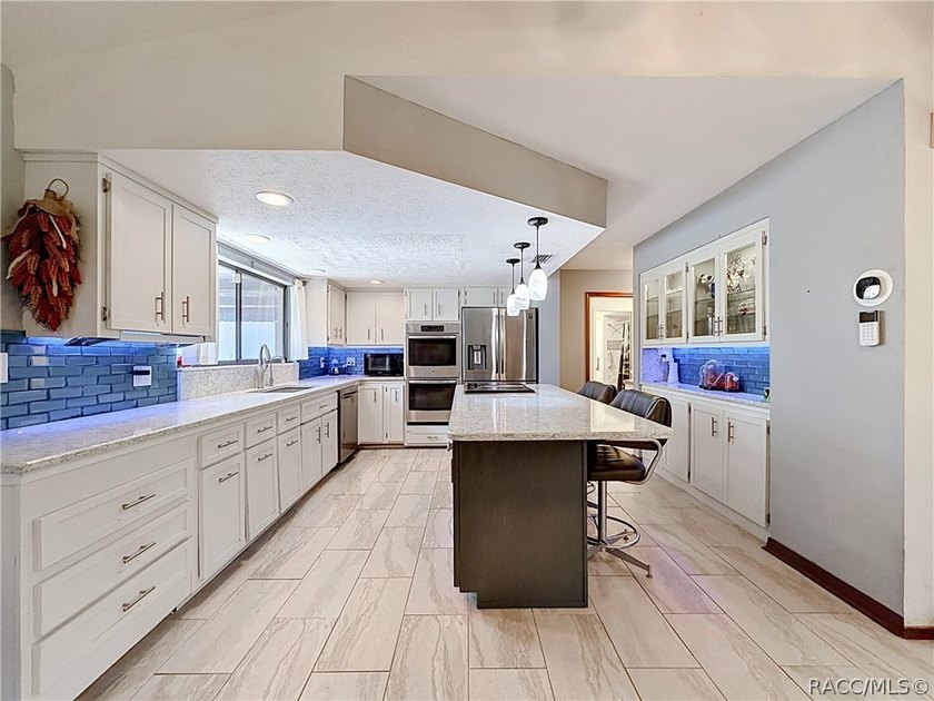 Welcome to this beautifully maintained, large 2 bedroom, 2 bath - photo 20
