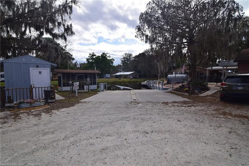 An extremely rare opportunity to have a mobile home on a canal - photo 22