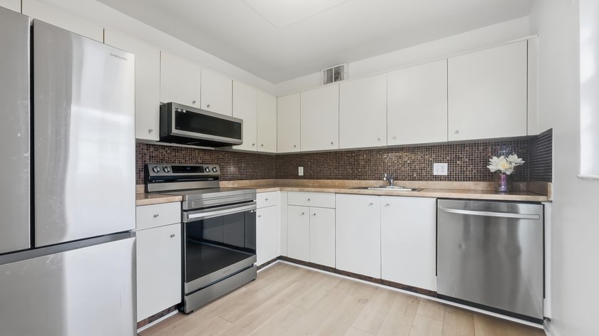 Beautiful corner unit featuring 2 bedrooms and 2 bathrooms with - photo 6