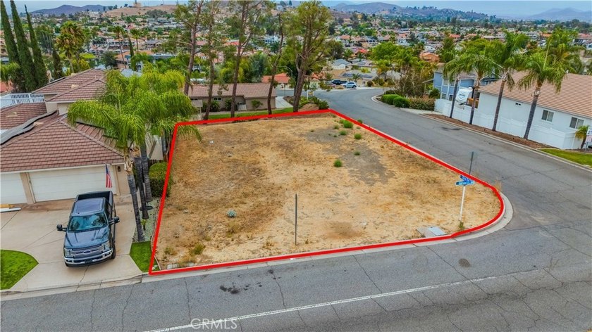 Fabulous flat corner lot with access from two streets, well - photo 2
