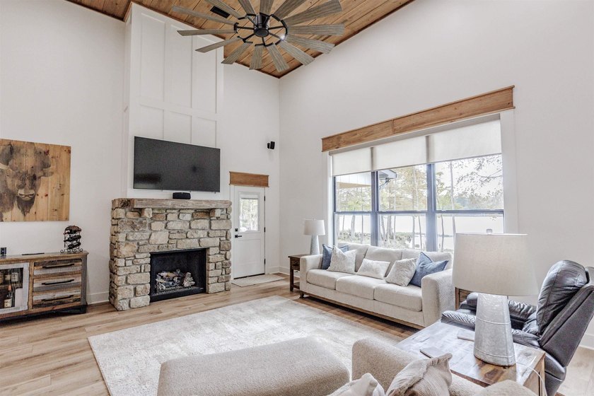 This stunning Harris Brake lakefront property is truly one of a - photo 22