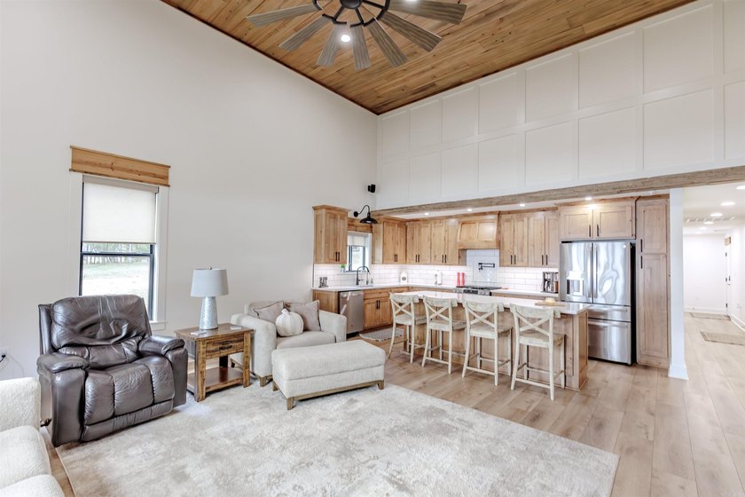 This stunning Harris Brake lakefront property is truly one of a - photo 31